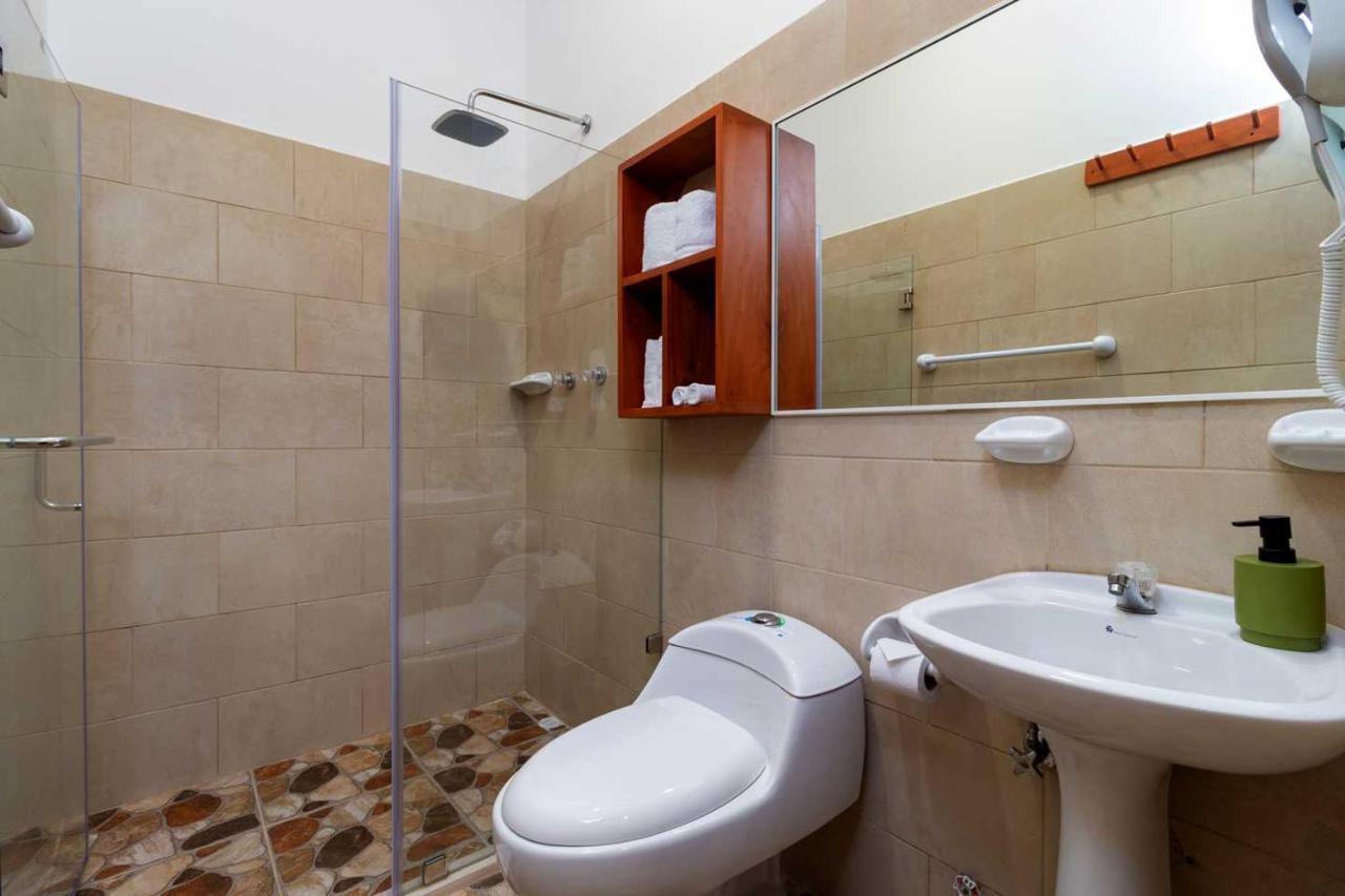Plaza Luna Suites Puerto Ayora  Buitenkant foto