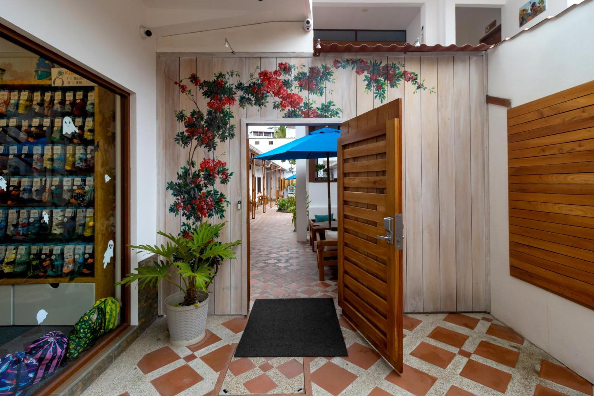 Plaza Luna Suites Puerto Ayora  Buitenkant foto
